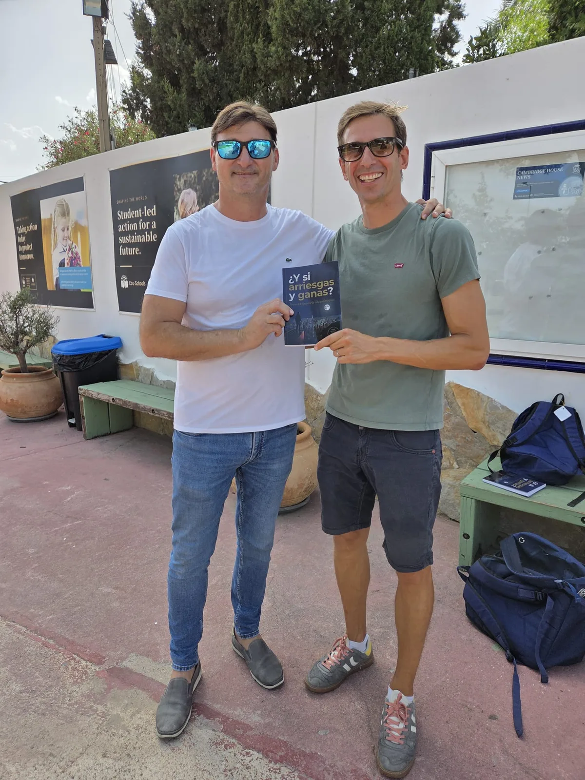 Entrega del ejemplar nº 3 a Javier Larramona