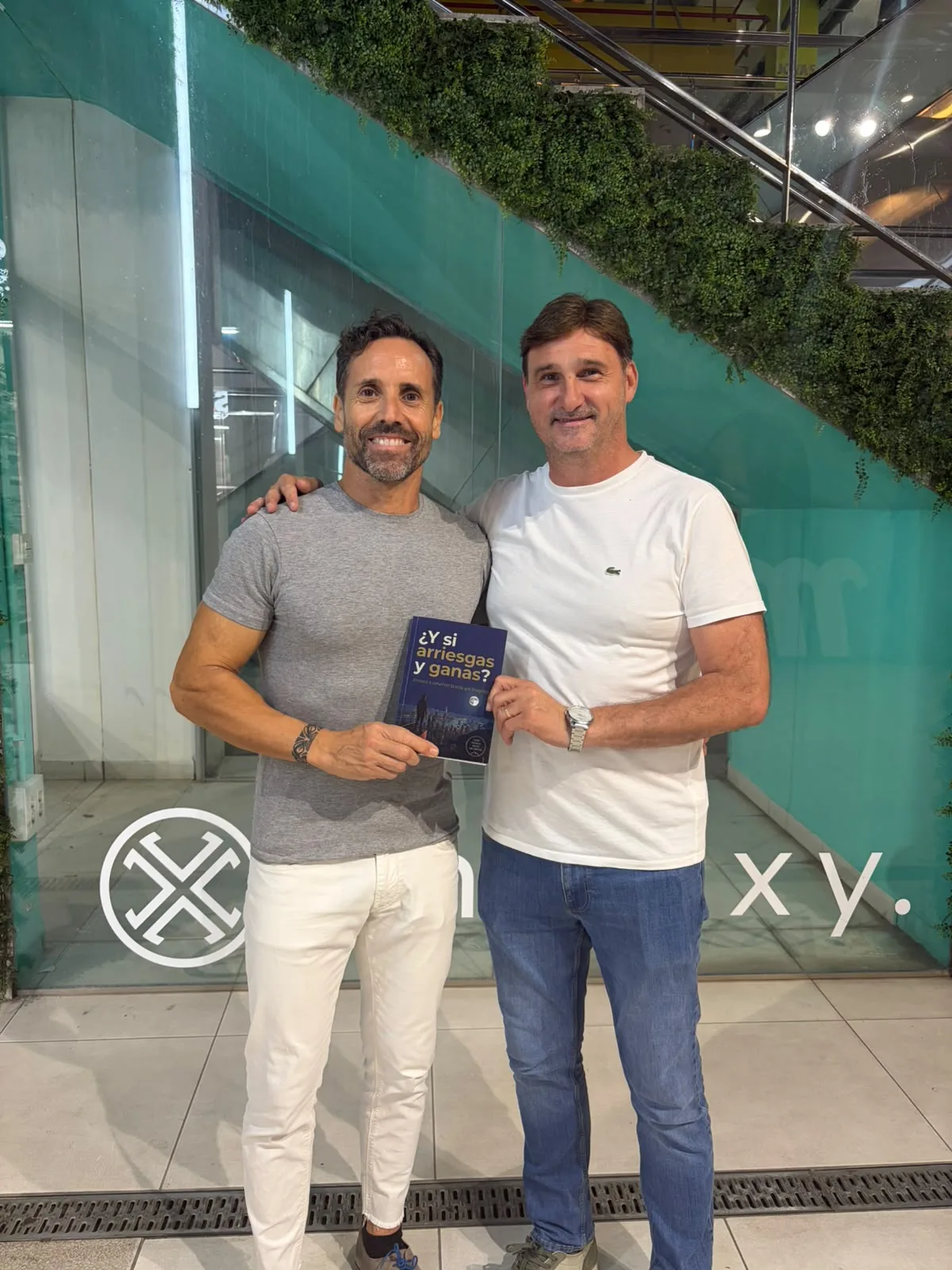 Entrega del ejemplar nº 8 a Luis Peiro